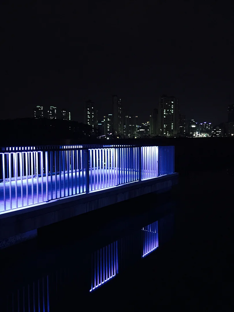 푸른 빛으로 물든 광교호수공원의 밤풍경 · 광교호수공원, 수원시, 경기도, 대한민국 · 2015-02-20