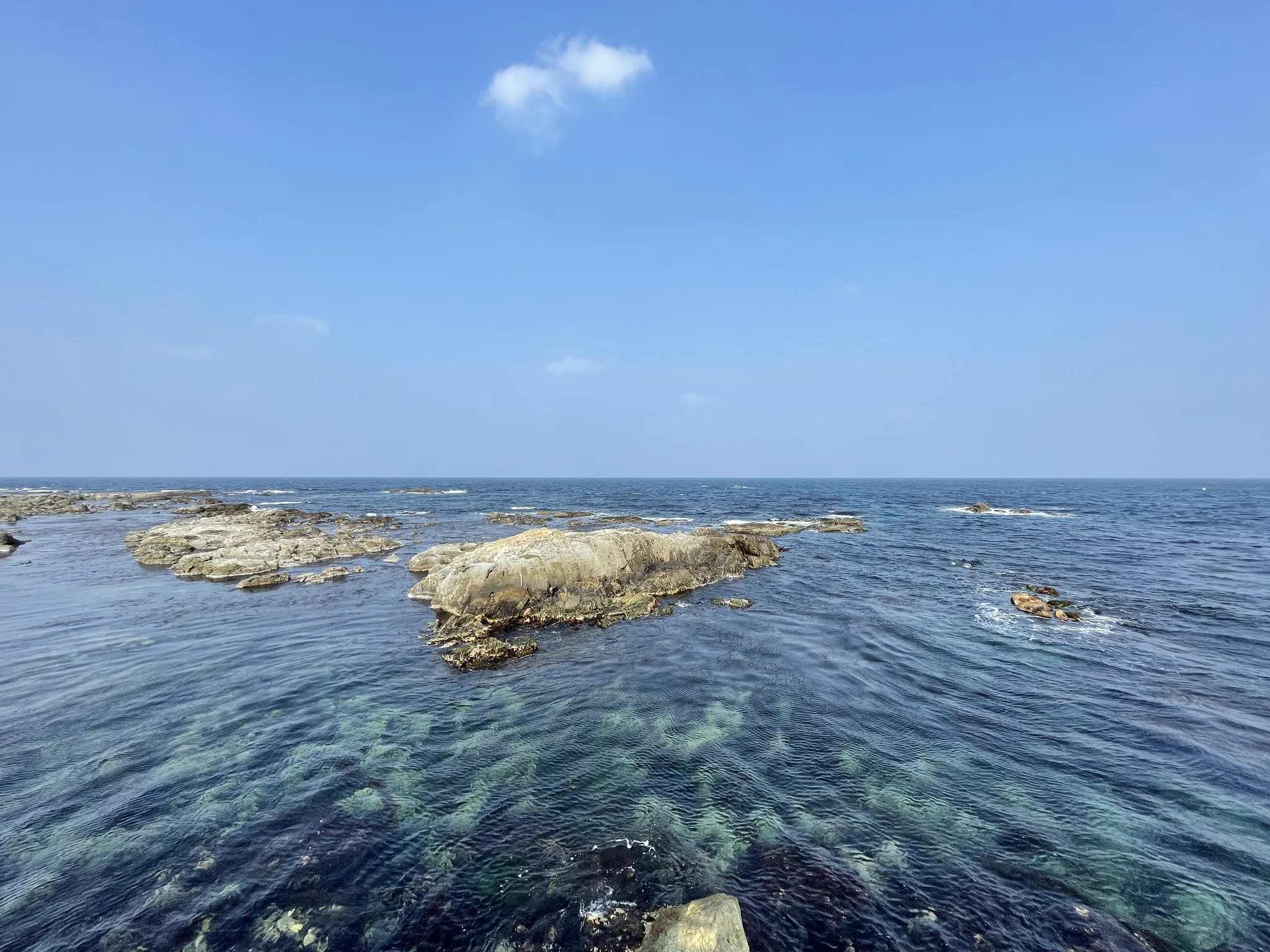 포항 바다의 맑은 물결과 고요한 바위 풍경 · 포항시, 경상북도, 대한민국 · 2022-02-12