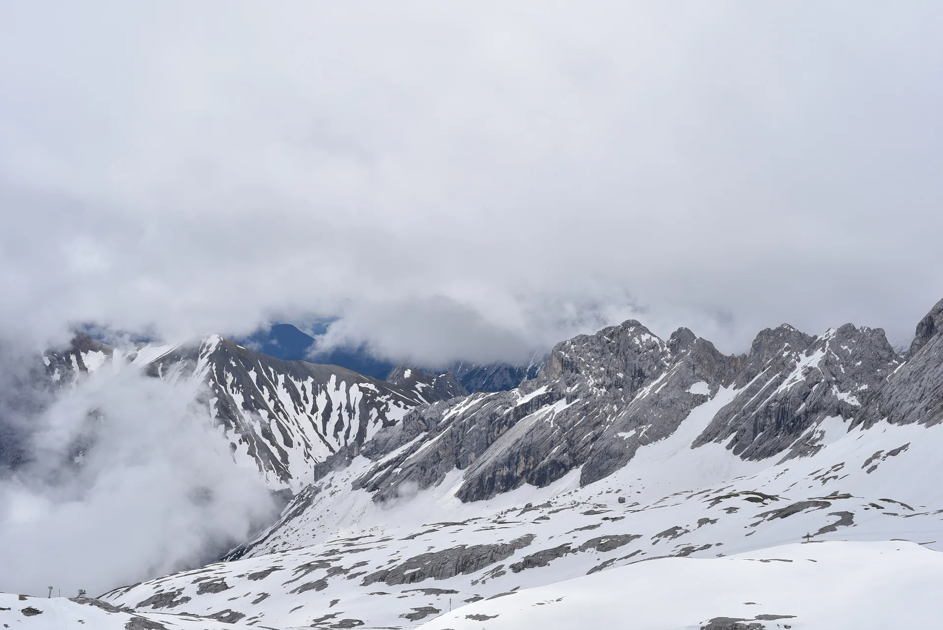구름 속에 잠긴 웅장한 설산의 파노라마 · Zugspitze, 가르미슈파르텐키르헨, 바이에른, 독일 · 2016-05-31