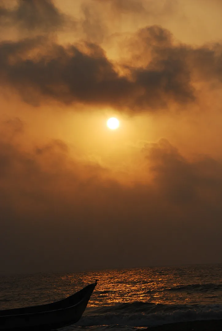 황금빛 노을이 물든 바다와 고요한 조룻배 · Mahabalipuram, 타밀나두, 인도 · 2009-04-24