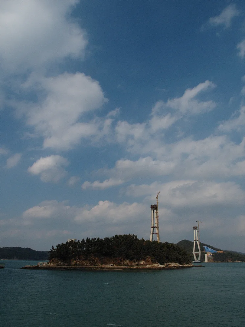 푸른 바다 위 외로운 섬과 하얀 등대의 풍경 · 2009-01-25