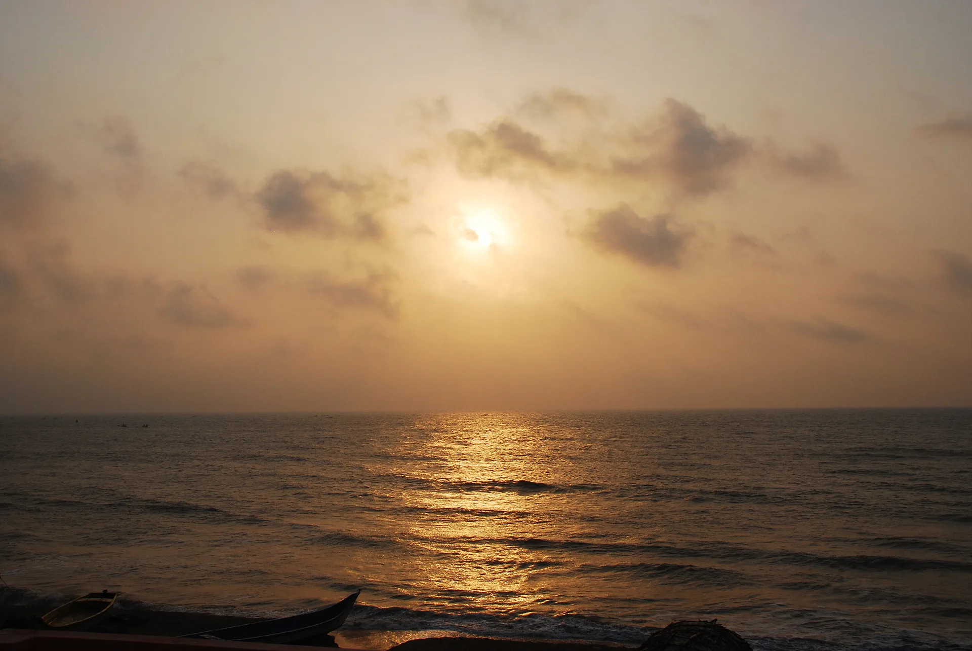 황금빛 물결로 물든 고요한 바다의 노을 · Mahabalipuram, 타밀나두, 인도 · 2009-04-24