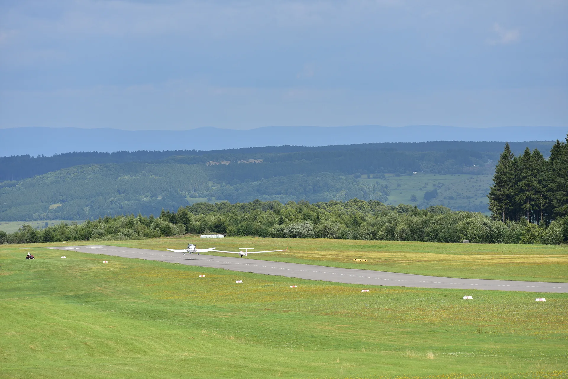 독일 바서쿠페 비행장의 평화로운 여름 풍경 · Flugplatz Wasserkuppe, 거스펠트, 헤세, 독일 · 2017-07-28