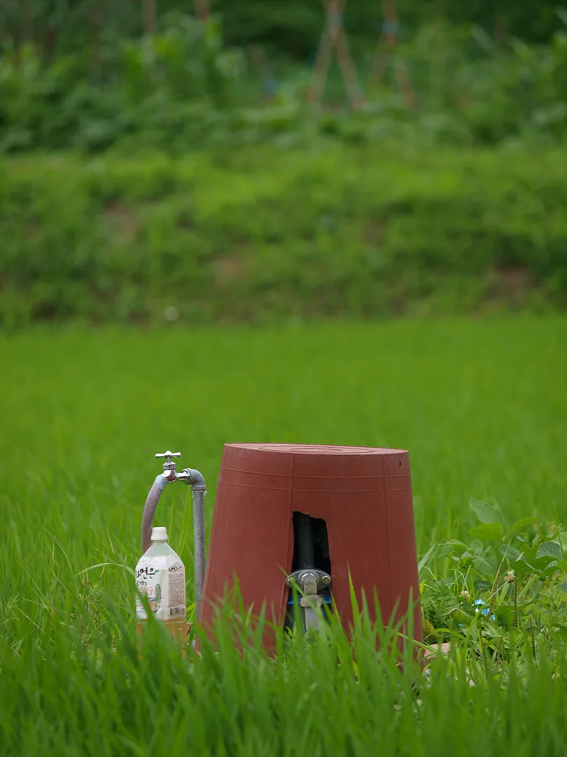 푸른 목초지 위 붉은색 농업용 급수 시설 · 2009-07-11