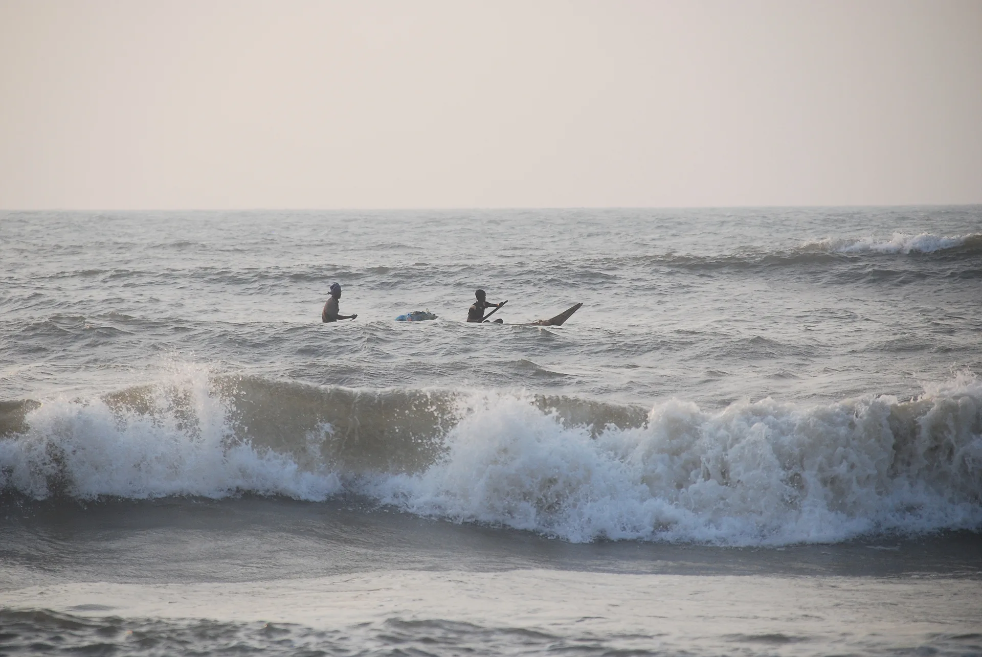 거친 파도를 가르는 바다 위의 고요한 여정 · Mahabalipuram, 타밀나두, 인도 · 2009-04-24