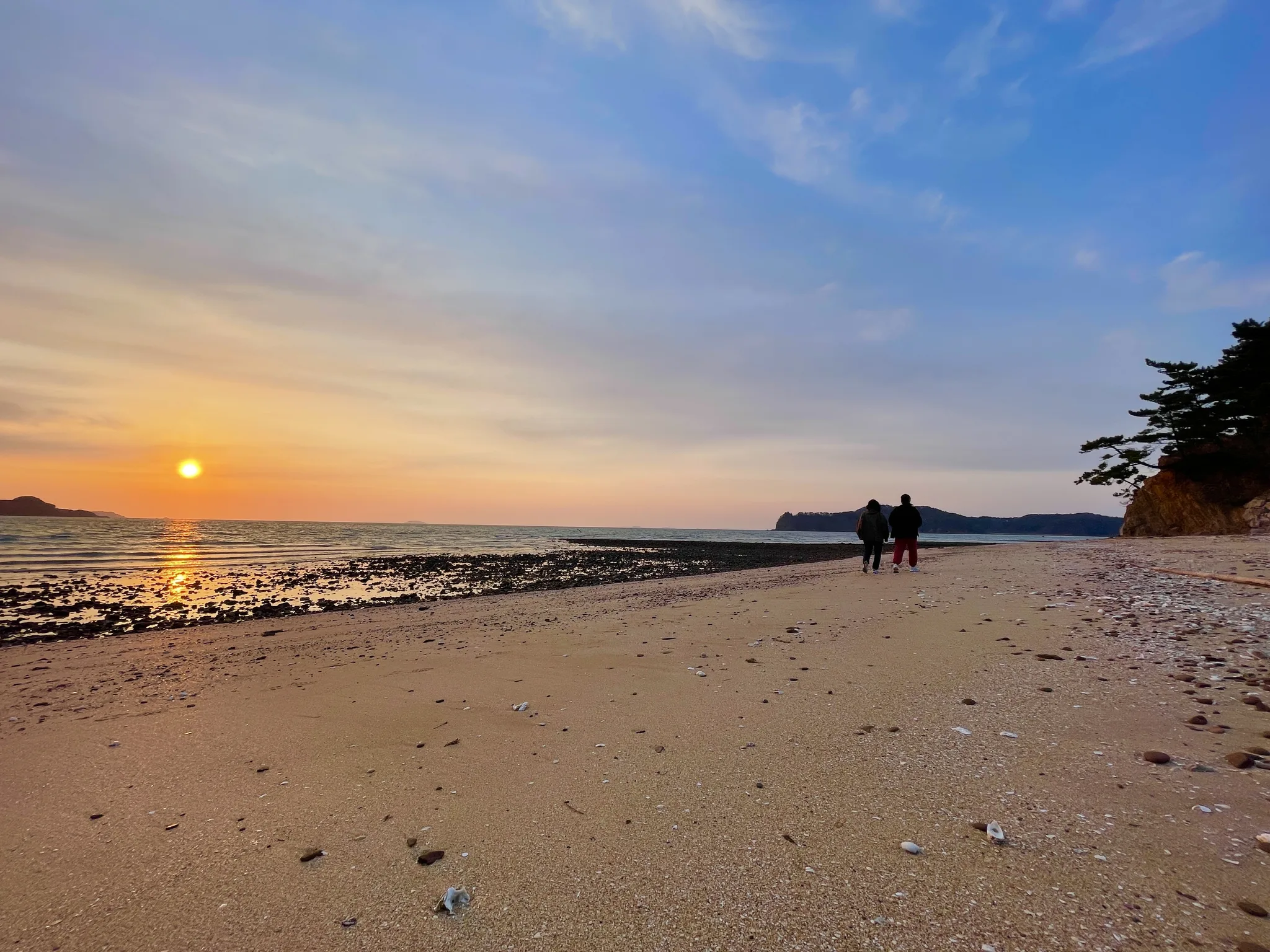 충남의 황금빛 노을이 물든 고요한 해변 산책 · 충청남도, 대한민국 · 2022-04-02
