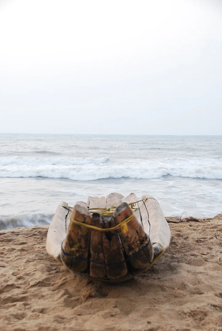 모래사장 위 고요하게 놓인 나무 배 · Mahabalipuram, 타밀나두, 인도 · 2009-04-24
