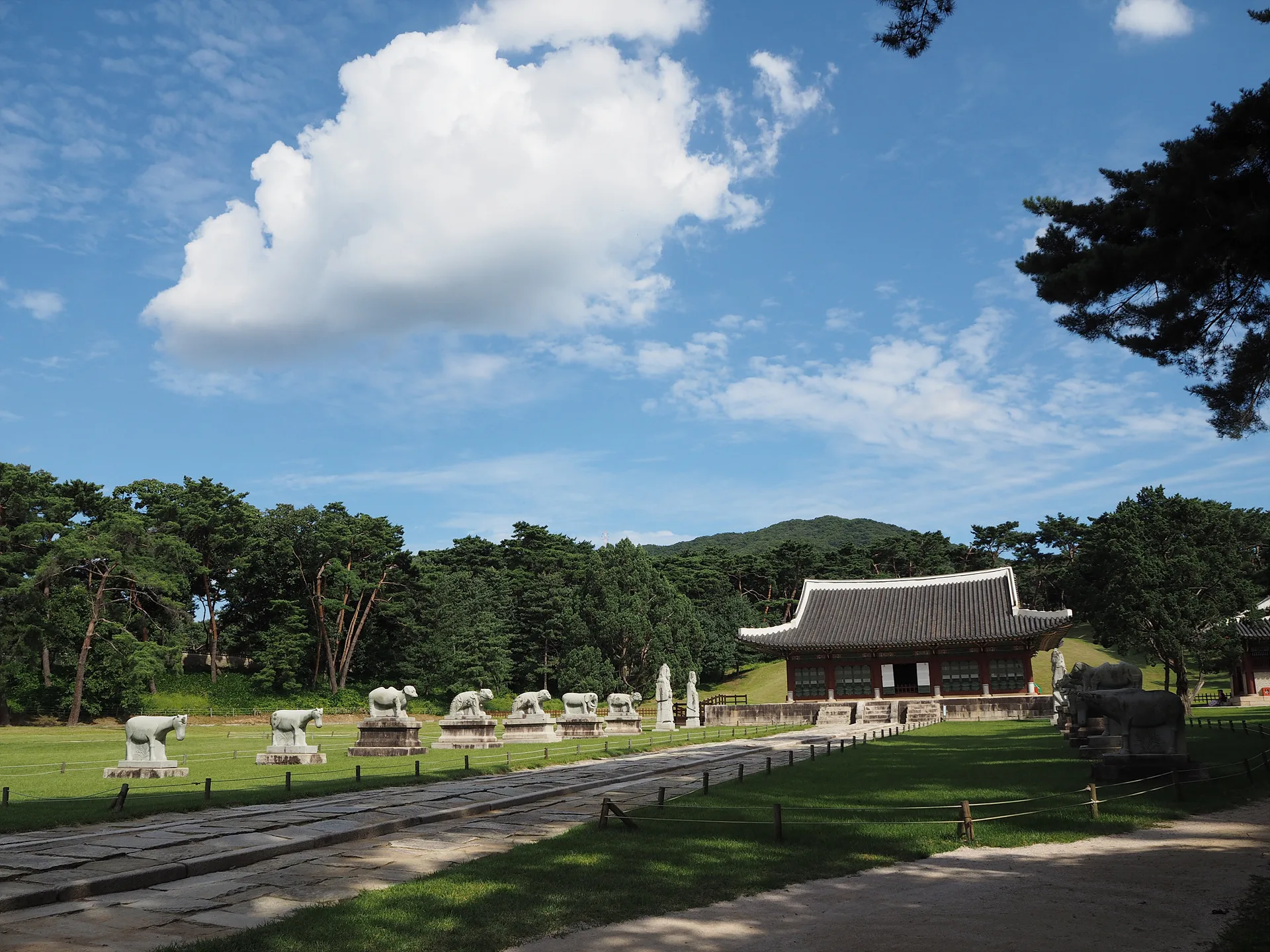 푸른 하늘 아래 고즈넉한 전통 건축의 미 · 여주시, 경기도, 대한민국 · 2014-09-14