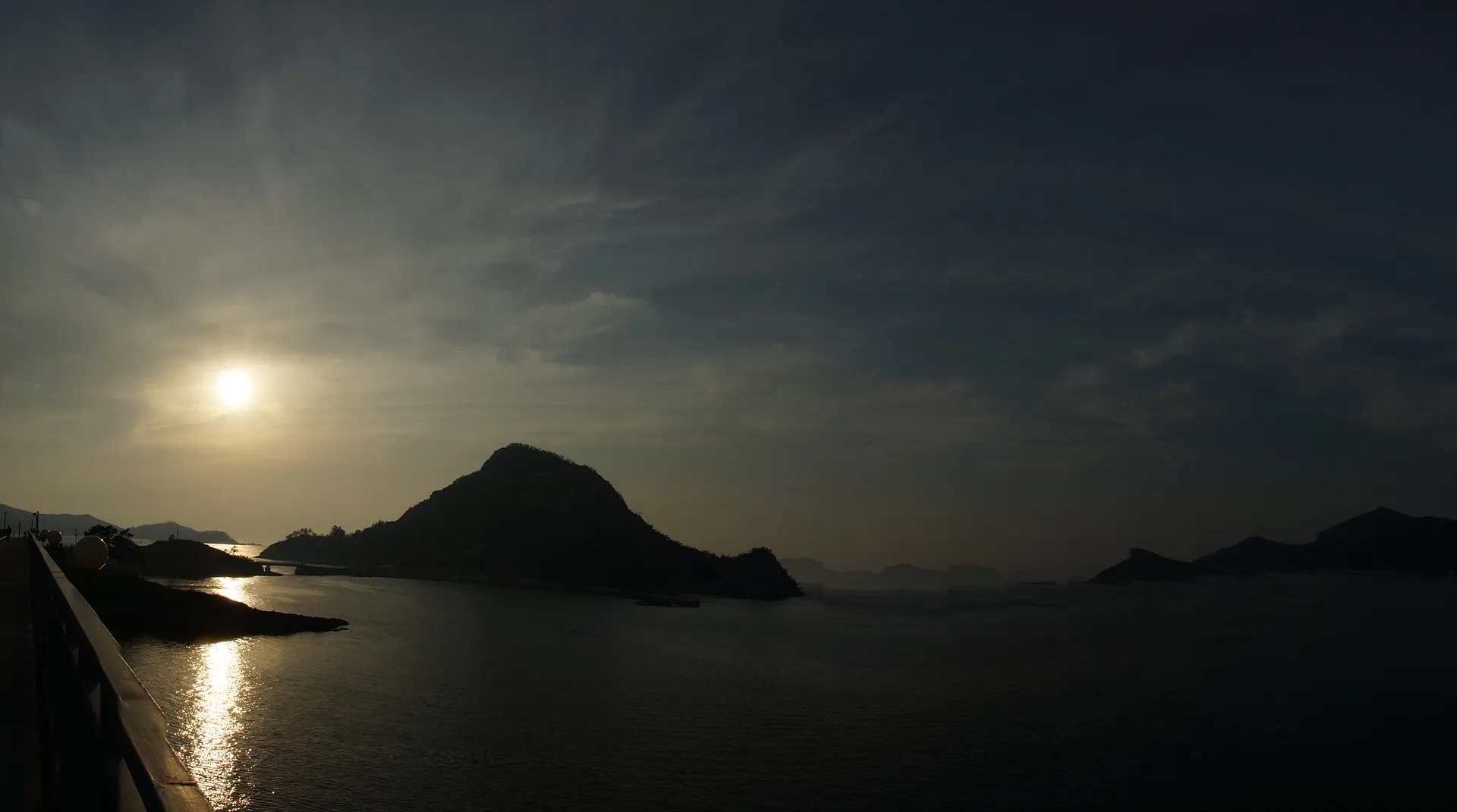 군산의 고요한 바다와 신비로운 섬의 실루엣 · 군산시, 전북특별자치도, 대한민국 · 2012-05-25