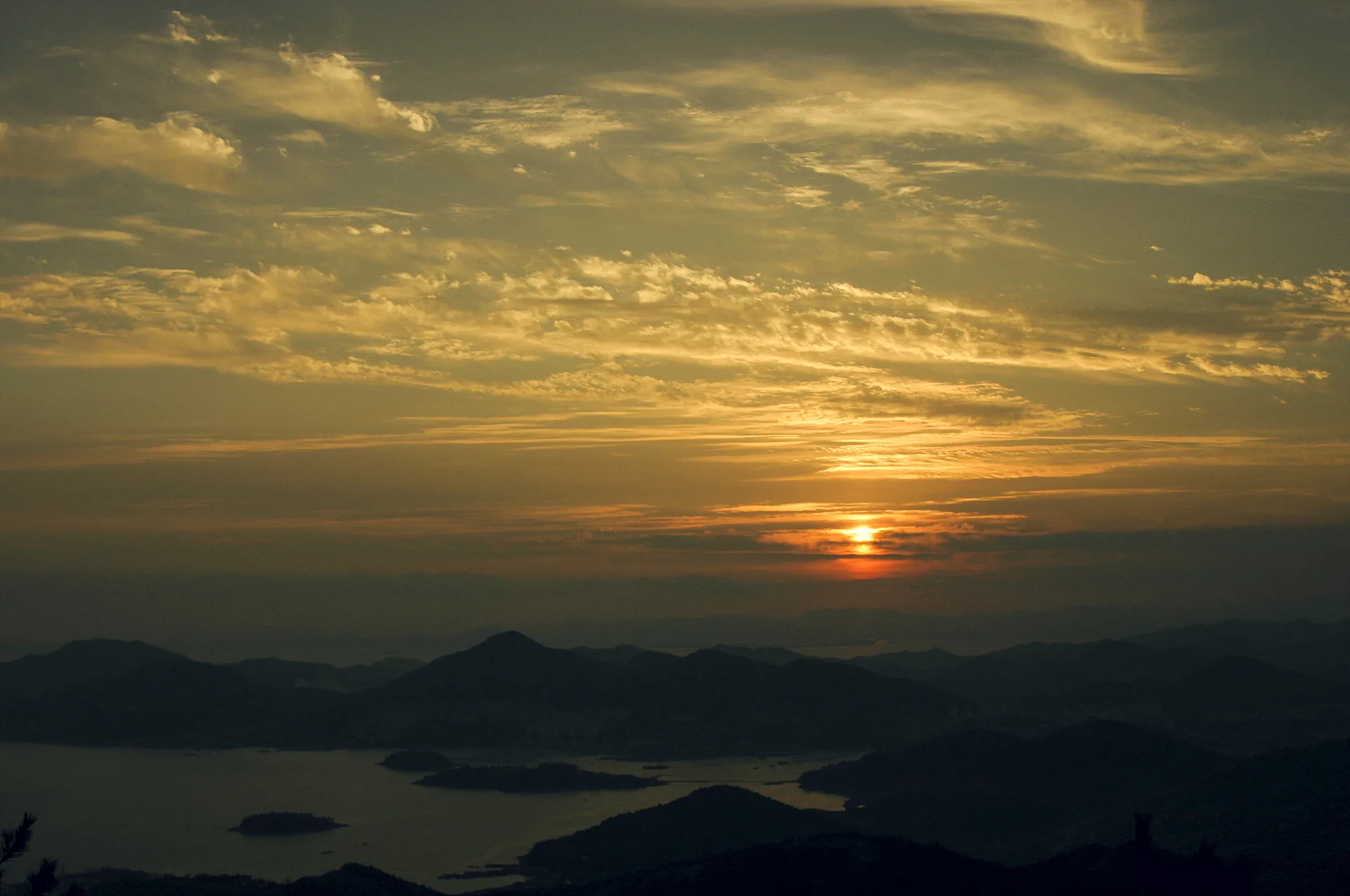 황금빛 노을이 물든 고요한 섬과 산의 능선 · 2004-08-08