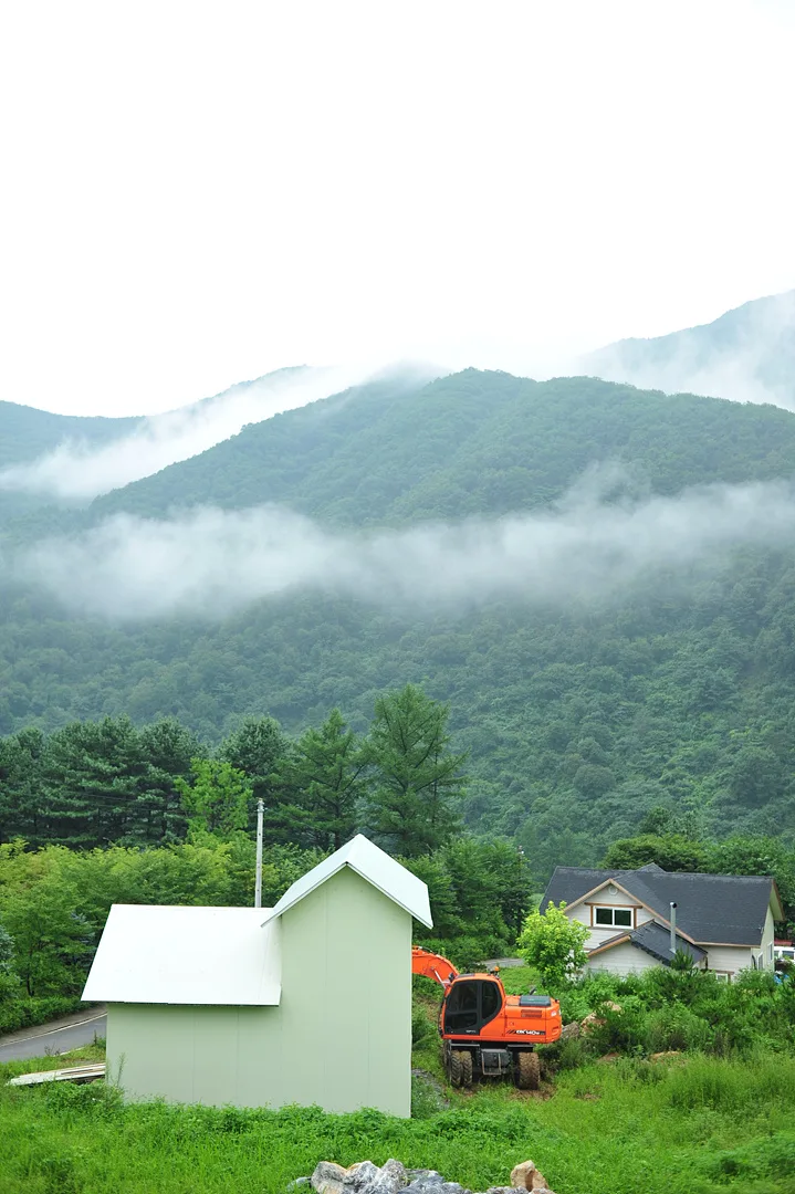 안개 자욱한 여름 산자락의 평온한 풍경 · 2013-08-02