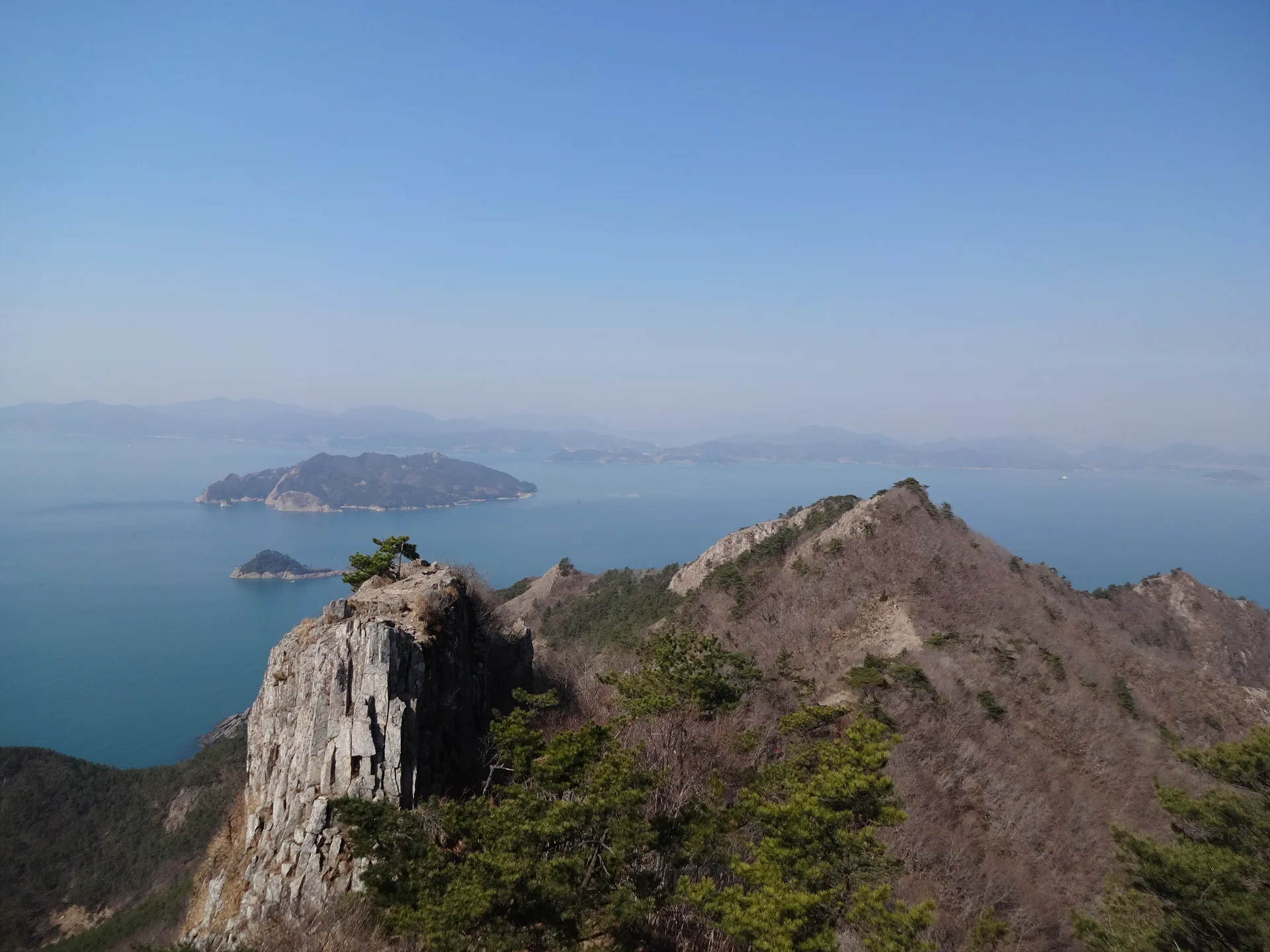 푸른 바다와 웅장한 기암괴석이 어우러진 해안 절경 · 사량도, 통영시, 경상남도, 대한민국 · 2014-03-22