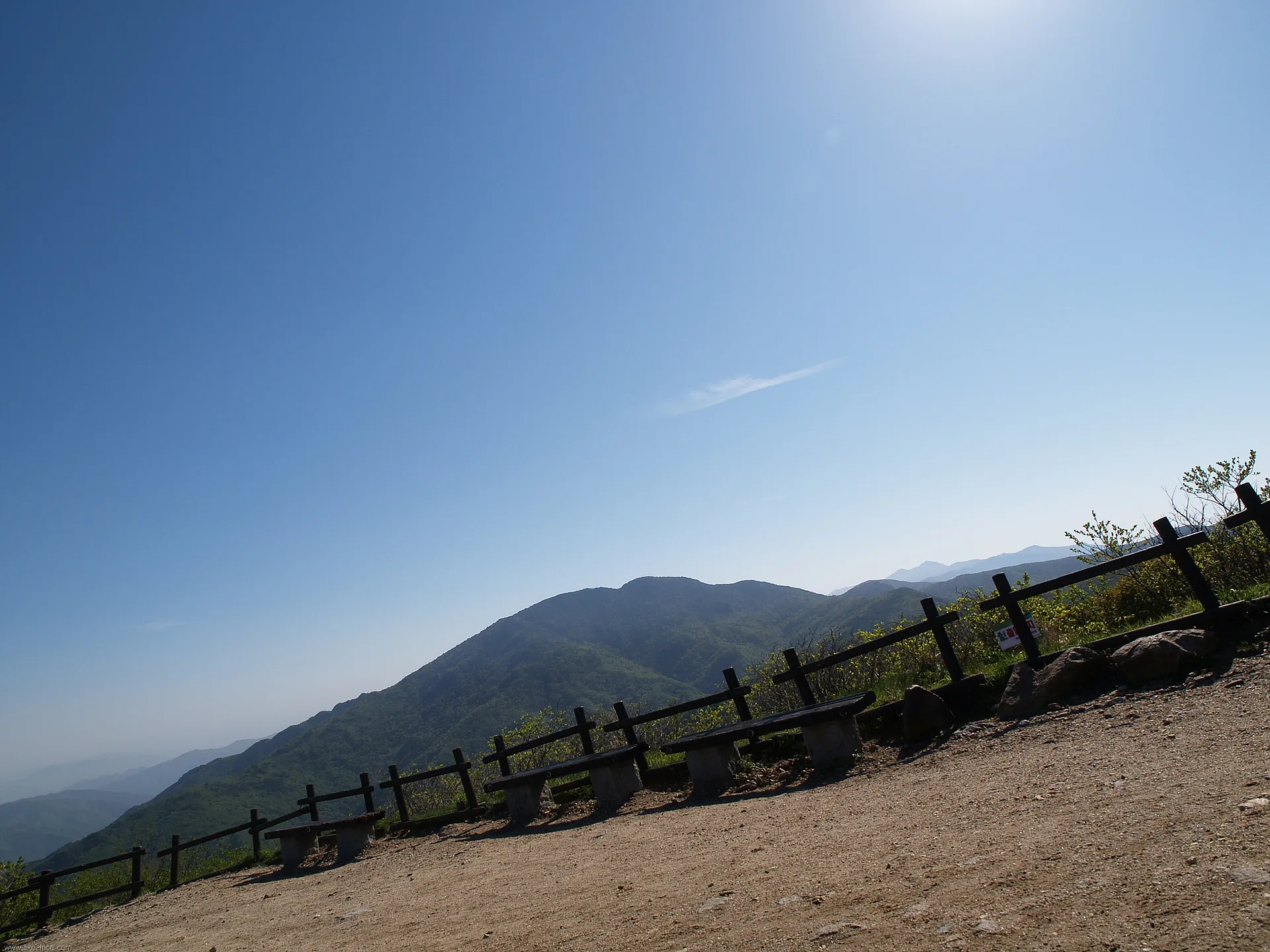 푸른 하늘 아래 펼쳐진 탁 트인 산 정상의 풍경 · 2009-05-18
