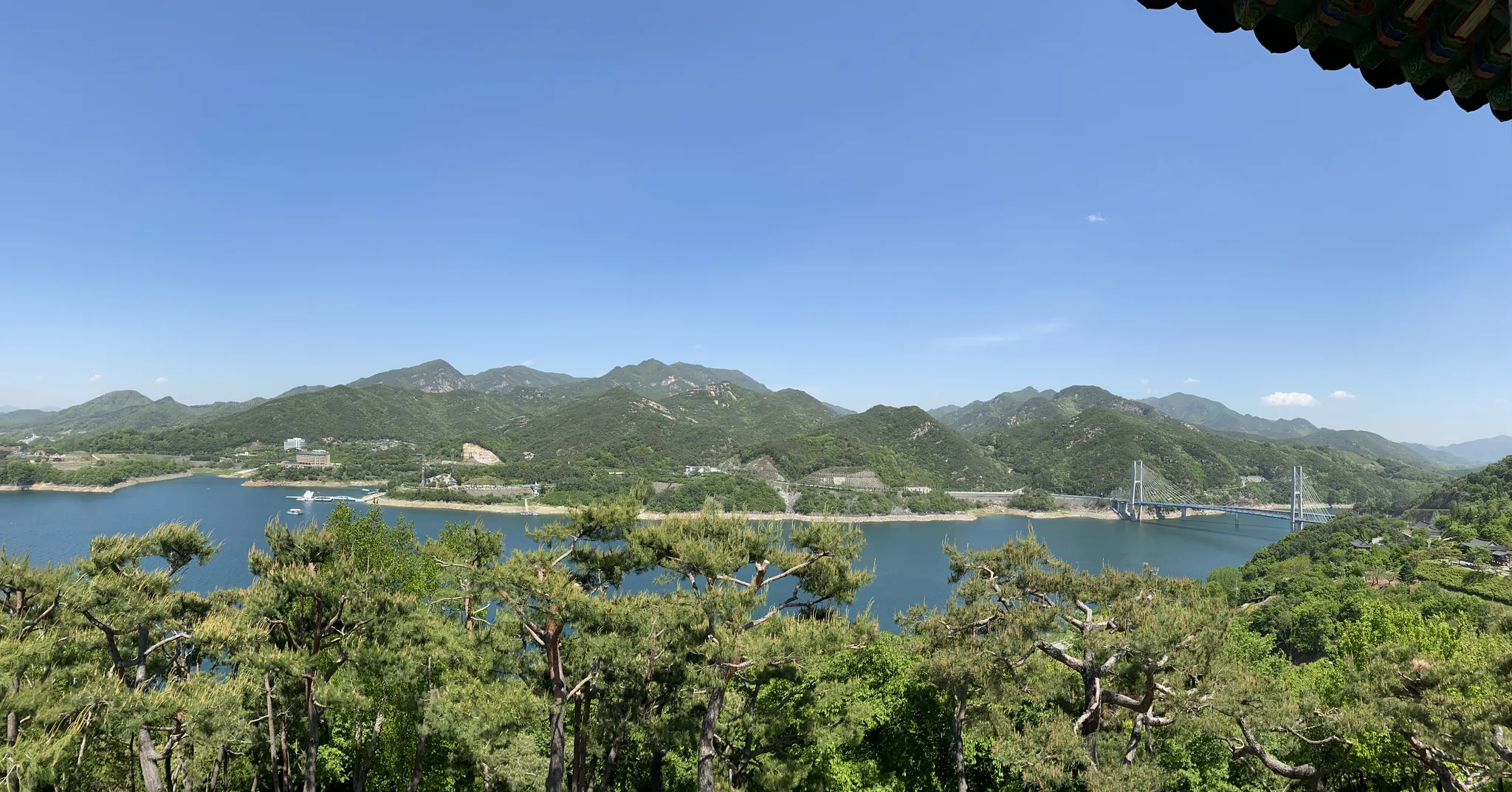 푸른 산과 호수가 어우러진 평온한 풍경 · 2021-05-05