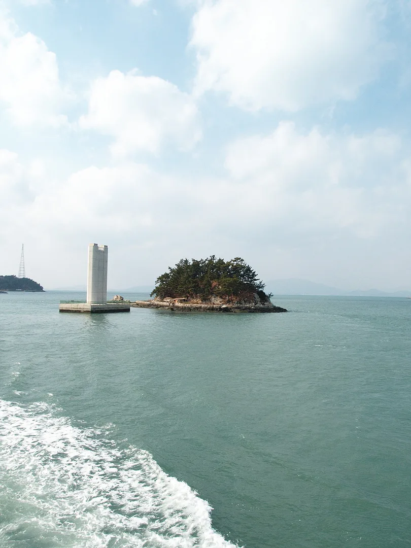 푸른 바다 위 고요한 섬과 하얀 등대 · 2009-01-25