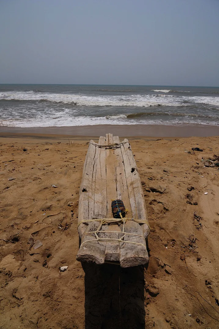 모래사장 위 고요히 놓인 낡은 나무배 · Mahabalipuram, 타밀나두, 인도 · 2009-04-24