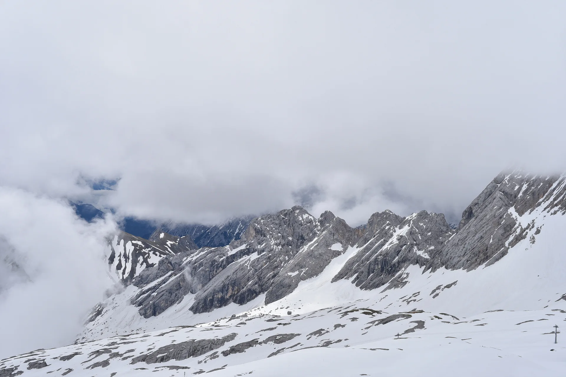구름 속에 잠긴 웅장한 설산의 풍경 · Zugspitze, 가르미슈파르텐키르헨, 바이에른, 독일 · 2016-05-31