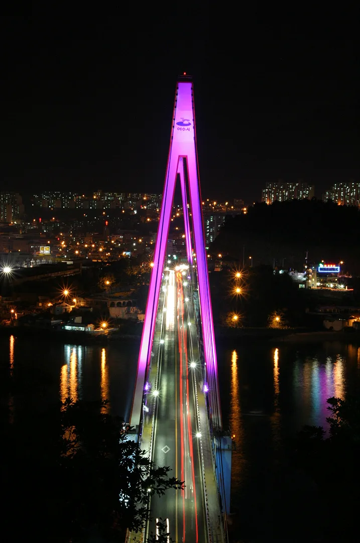 보랏빛 조명으로 물든 화려한 도시의 야경 다리 · 2004-08-09