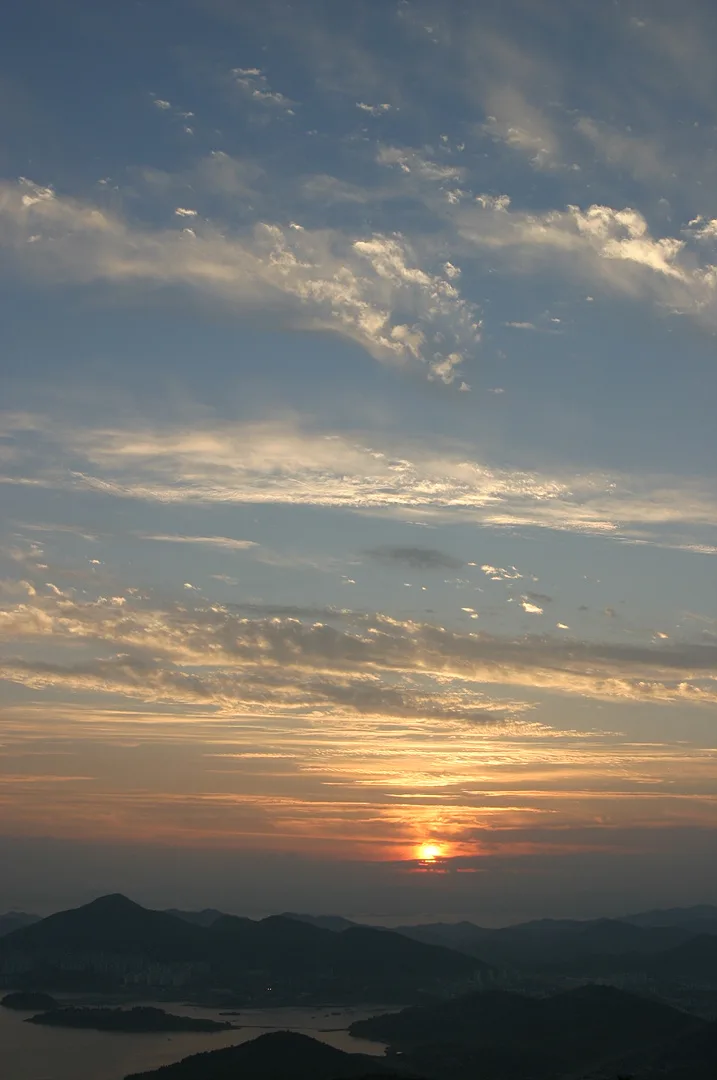 황금빛으로 물든 산등성이와 붉은 노을 · 2004-08-08