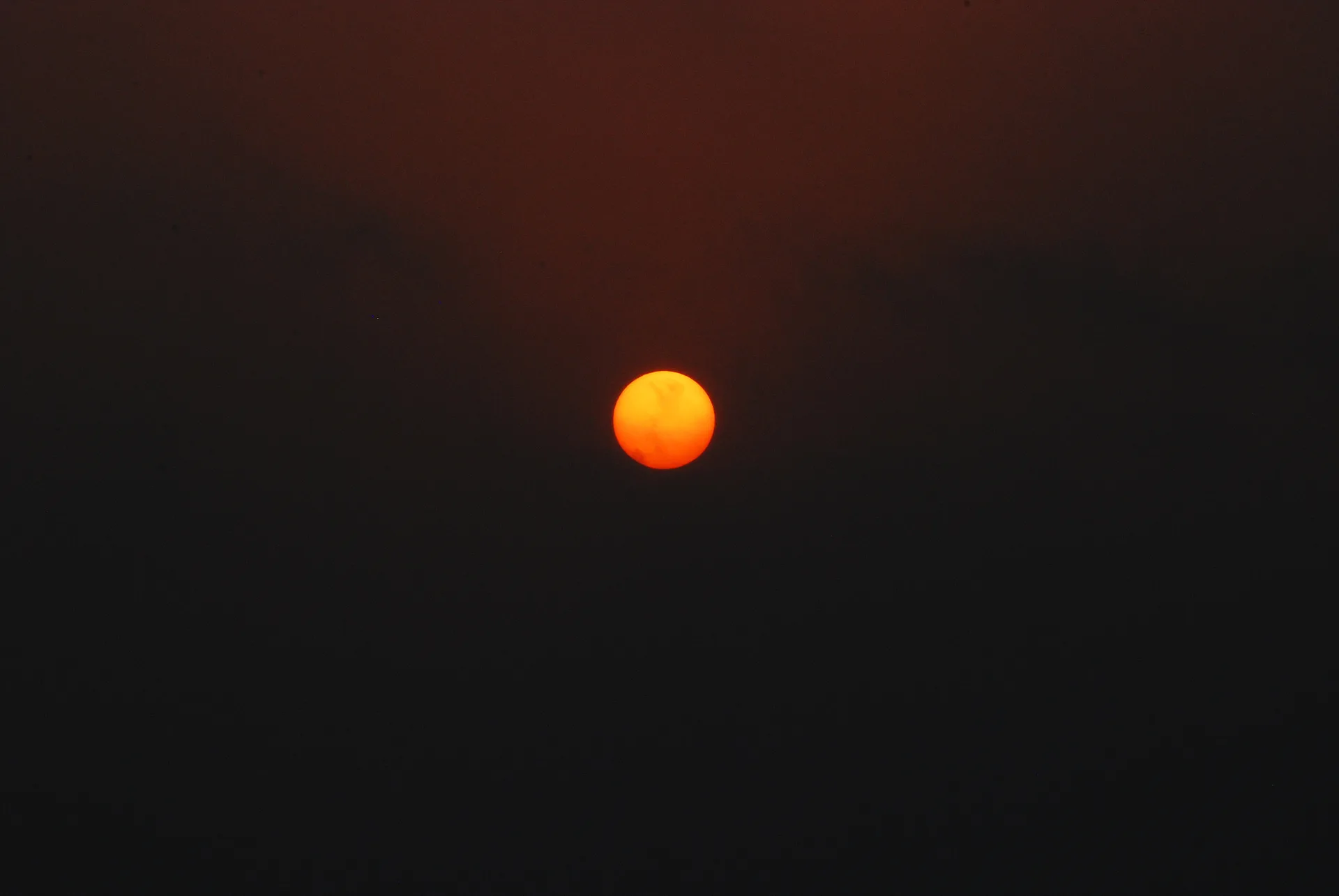 어둠 속에서 붉게 빛나는 신비로운 달 · Mahabalipuram, 타밀나두, 인도 · 2009-04-24