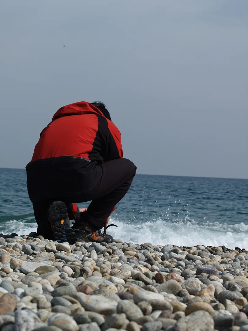 자갈 해변에서 마주한 푸른 바다의 고요함 · 2009-03-08