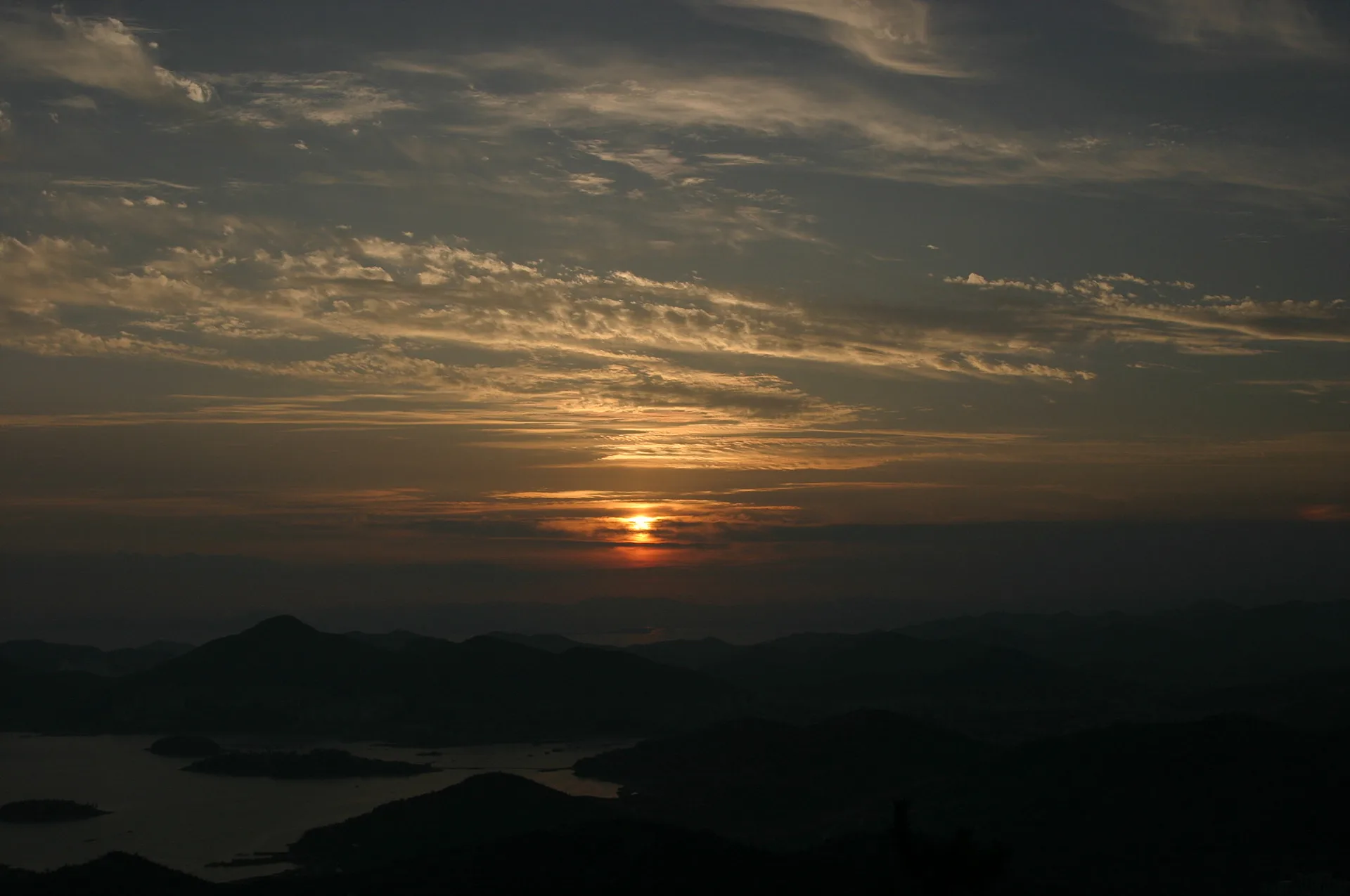 황금빛 노을이 물든 고요한 산등성이 풍경 · 2004-08-08