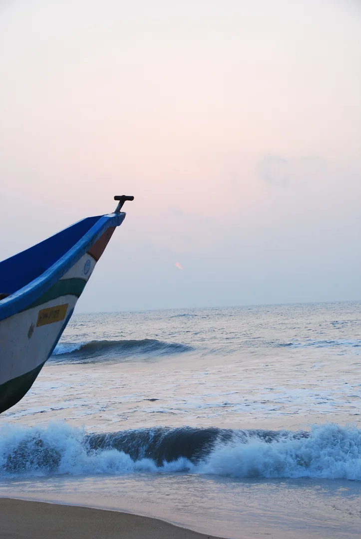 해질녘 바다를 향한 푸른 배의 고요한 기다림 · Mahabalipuram, 타밀나두, 인도 · 2009-04-24