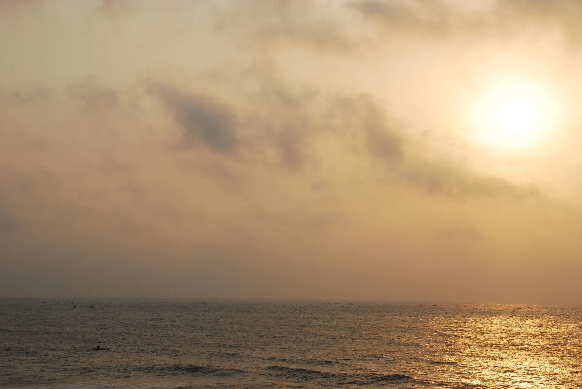황금빛 바다를 물들인 고요한 노을 풍경 · Mahabalipuram, 타밀나두, 인도 · 2009-04-24