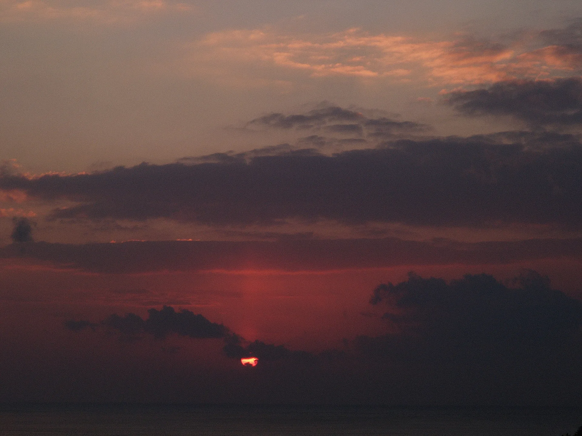 붉게 물든 하늘과 고요한 수평선의 노을 · 2009-01-25