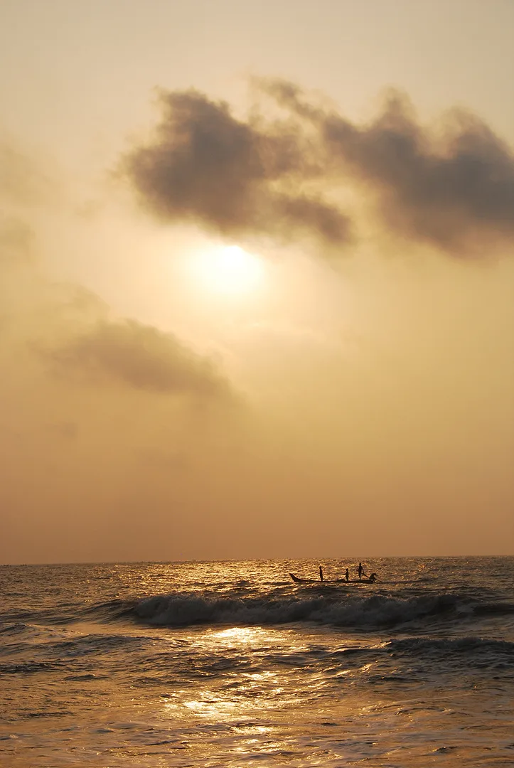 황금빛 바다 위로 지는 고요한 노을 풍경 · Mahabalipuram, 타밀나두, 인도 · 2009-04-24