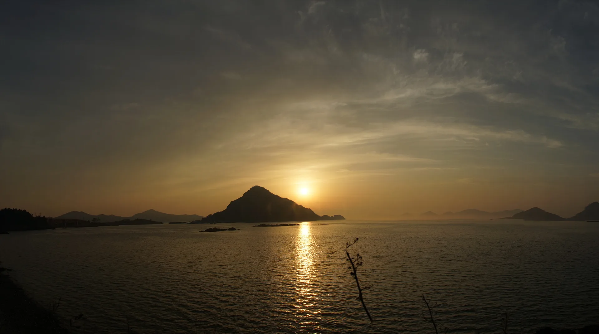 군산 선유도 바다를 물들인 황금빛 노을 풍경 · 선유도, 군산시, 전북특별자치도, 대한민국 · 2012-05-25