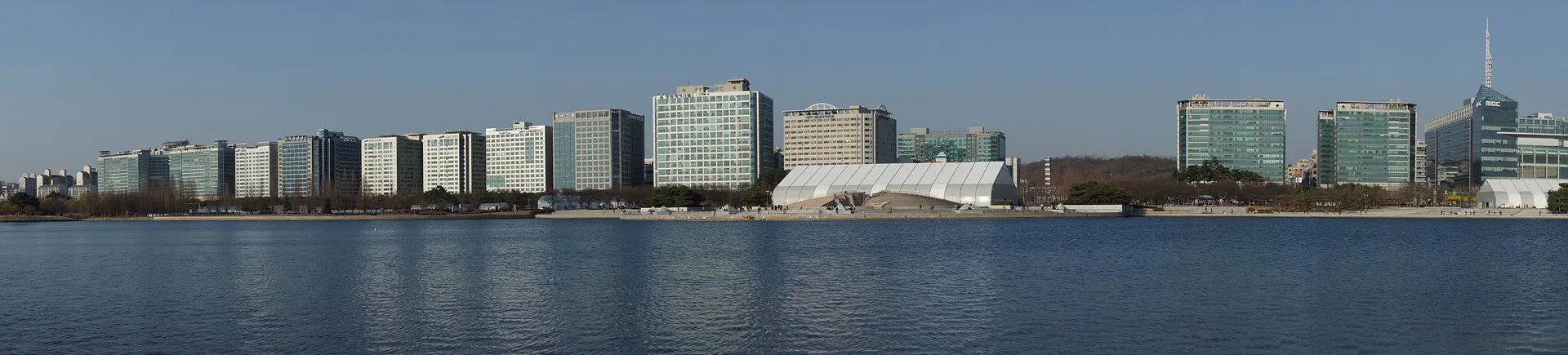 푸른 강물 위로 펼쳐진 현대적인 도시 스카이라인 · 고양시, 경기도, 대한민국 · 2012-04-07