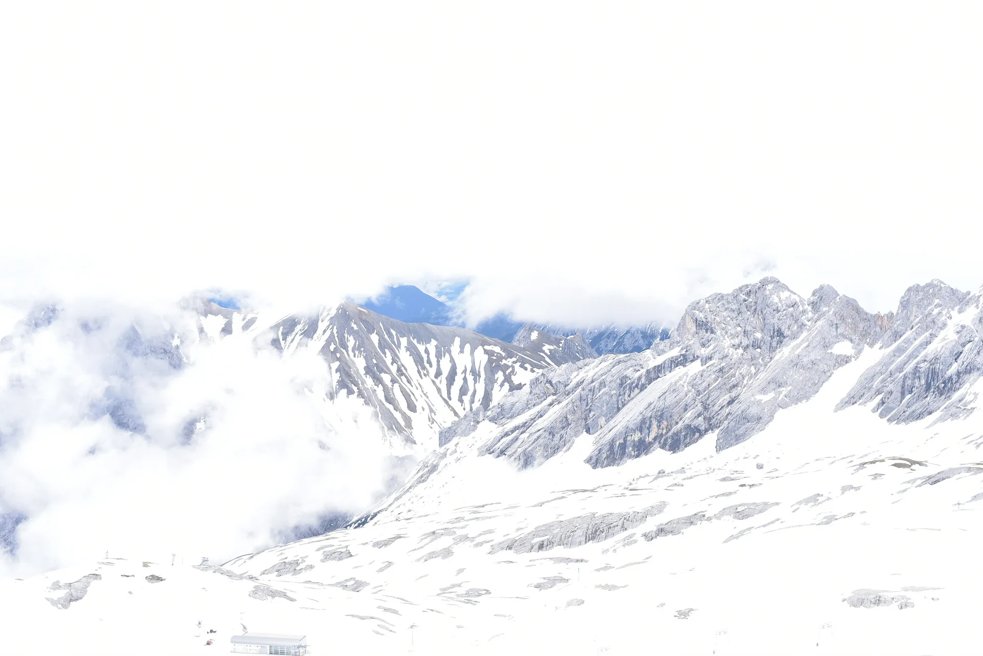 구름 속에 잠긴 웅장한 설산의 겨울 풍경 · Zugspitze, 가르미슈파르텐키르헨, 바이에른, 독일 · 2016-05-31