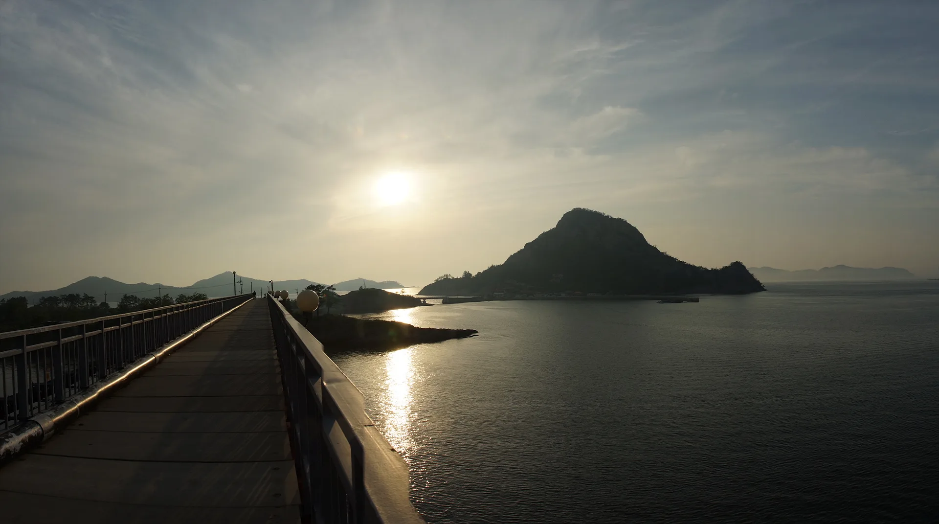 군산의 고요한 바다와 황금빛 노을 풍경 · 군산시, 전북특별자치도, 대한민국 · 2012-05-25