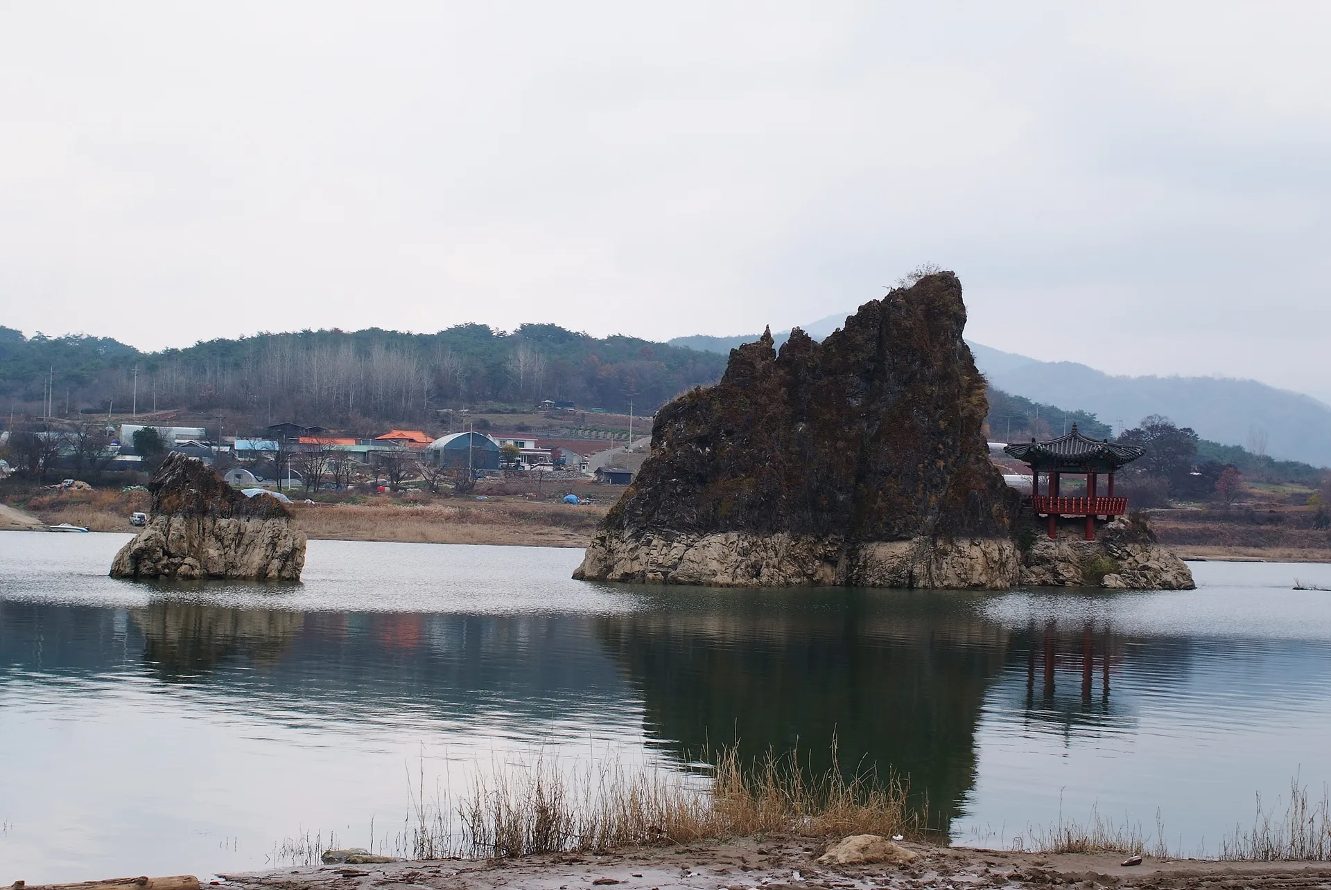 잔잔한 호수 위 고고하게 솟은 바위와 정자 · 2011-11-19