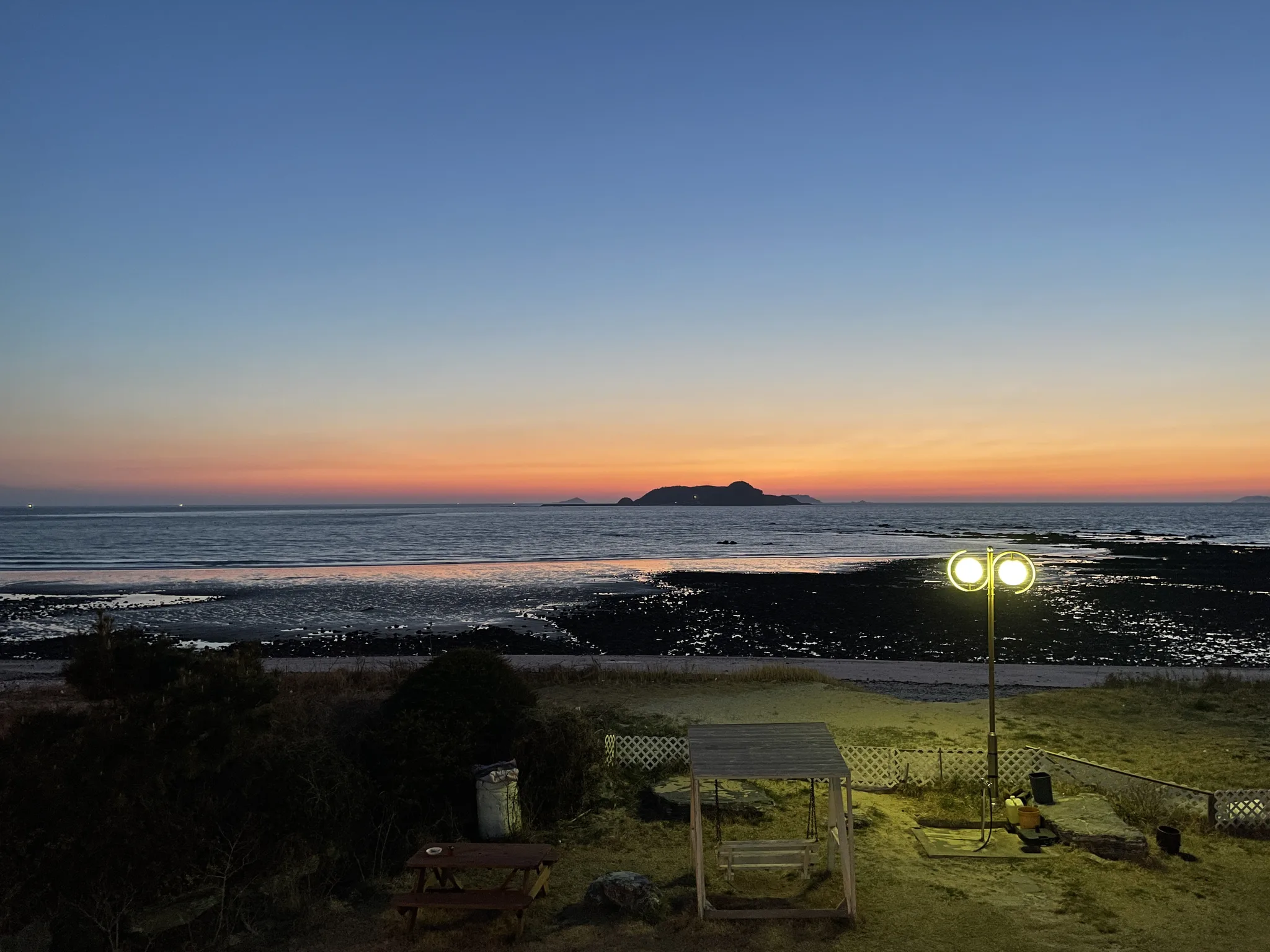 충남 바다의 고요한 황혼과 붉은 노을 · 충청남도, 대한민국 · 2022-04-01