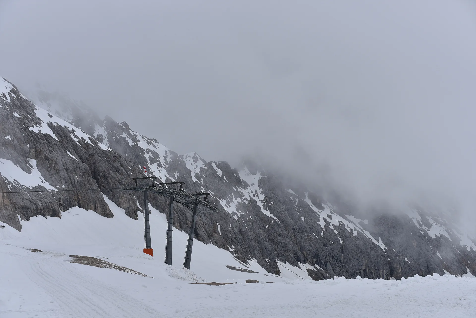 구름에 잠긴 독일 추크슈피체 산의 설경 · Zugspitze, 가르미슈파르텐키르헨, 바이에른, 독일 · 2016-05-31