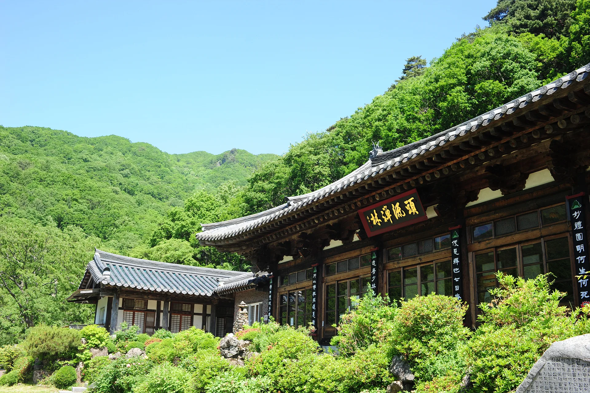 푸른 숲속에 자리 잡은 고즈넉한 전통 건축물 · 남원시, 전북특별자치도, 대한민국 · 2014-05-31
