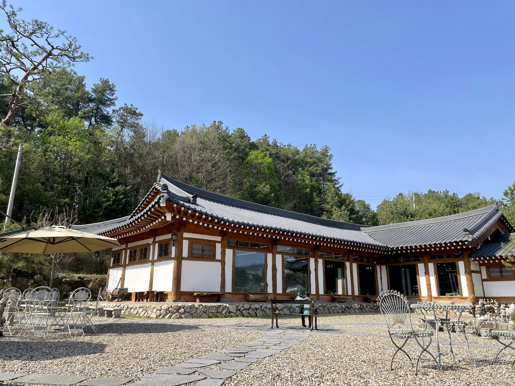 경기도의 푸른 숲속, 고즈넉한 한옥의 정취 · 경기도, 대한민국 · 2024-04-14