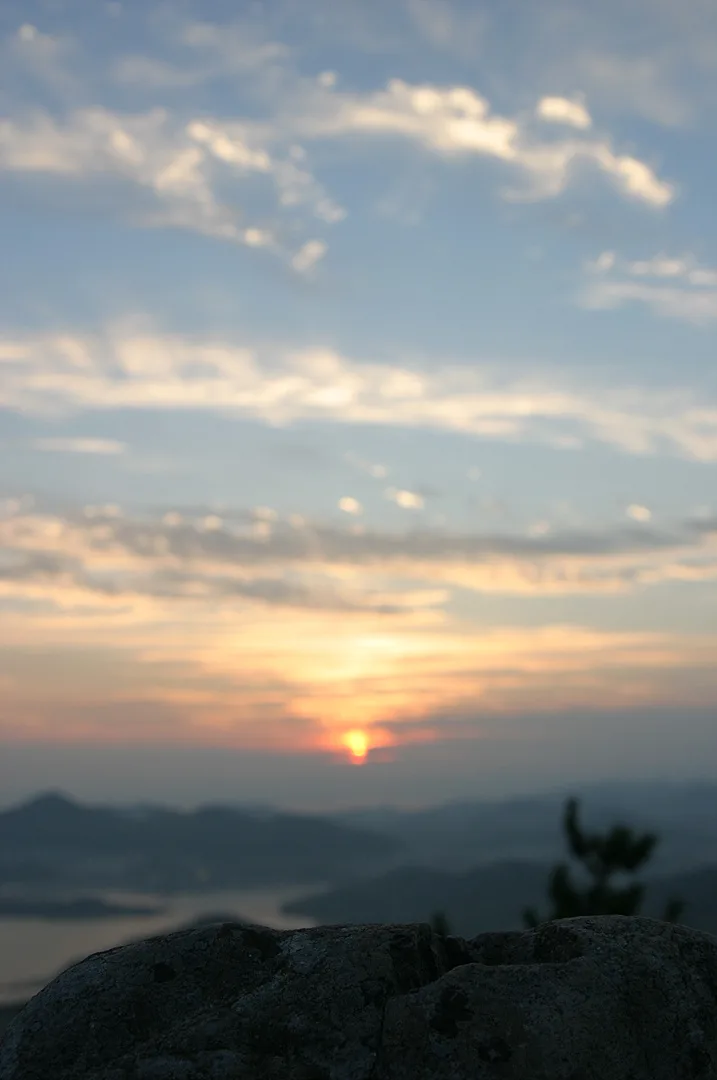 황금빛 노을이 물든 산등성이의 평온한 저녁 · 2004-08-08