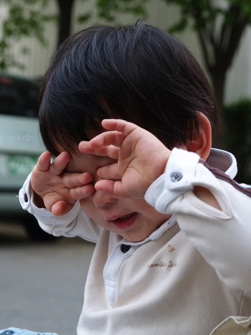 두 눈을 가린 아이의 천진난만한 미소 · 2007-05-27