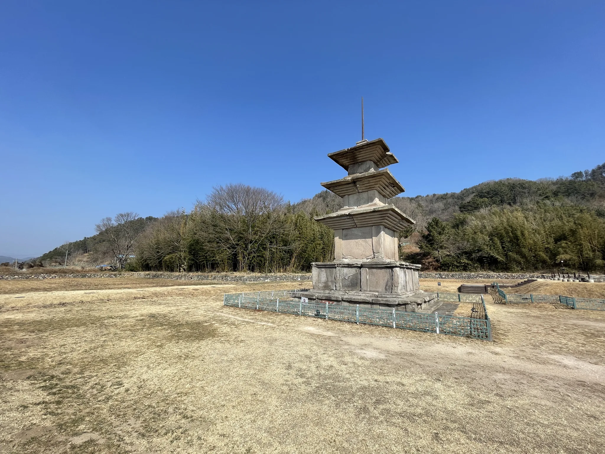 경주 푸른 하늘 아래 우뚝 솟은 고풍스러운 석탑 · 경주시, 경상북도, 대한민국 · 2022-02-12