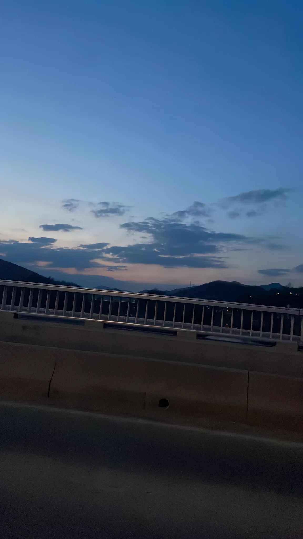 해 질 녘 푸른 하늘과 고요한 산등성이 풍경 · 용인시, 경기도, 대한민국 · 2024-03-06