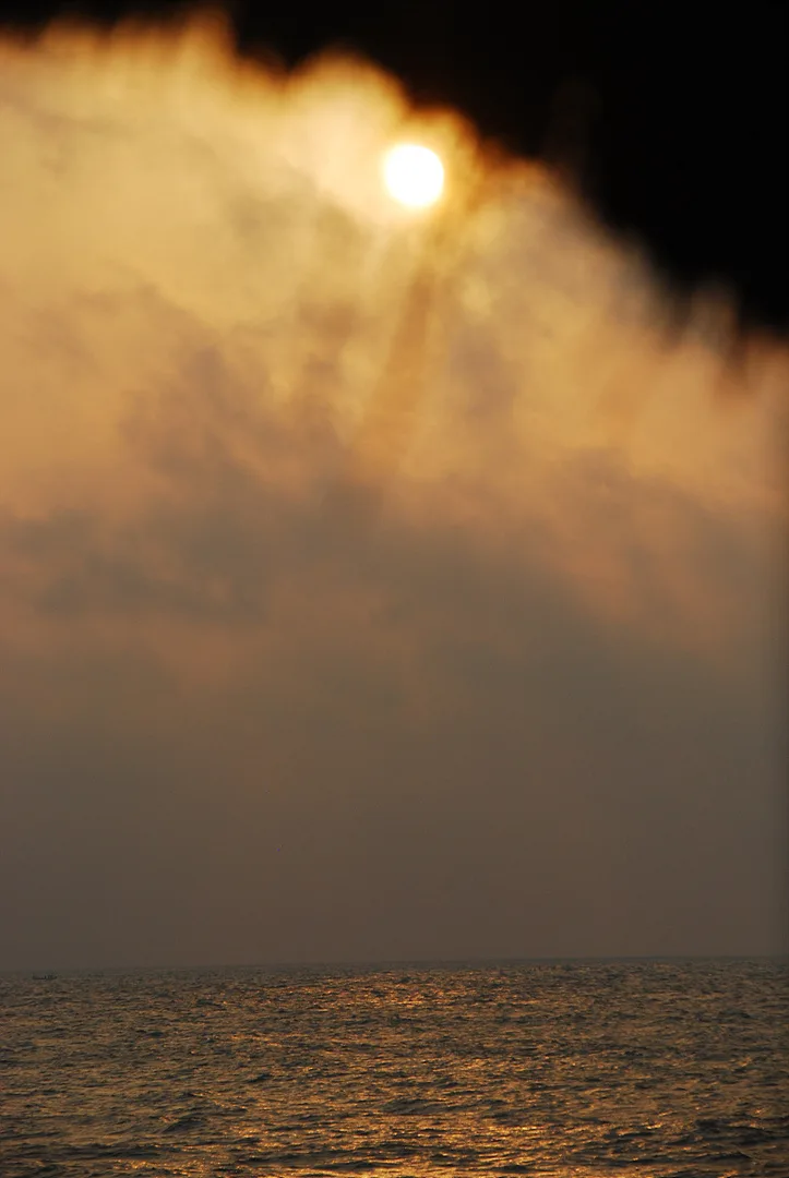 황금빛 햇살이 쏟아지는 고요한 바다 풍경 · Mahabalipuram, 타밀나두, 인도 · 2009-04-24