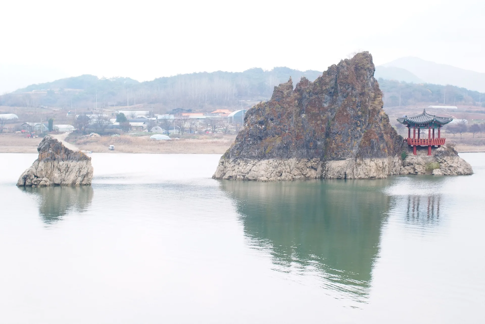 물안개 속 신비로운 바위섬과 정자 풍경 · 2011-11-19