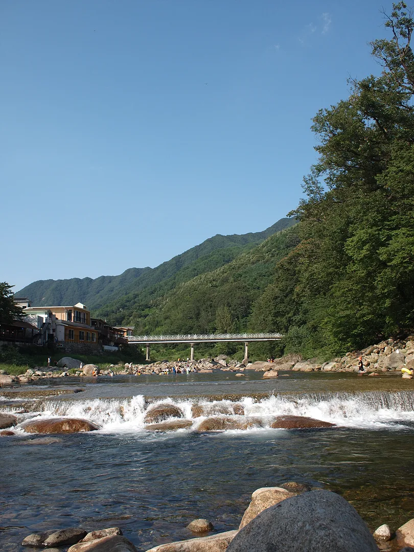 푸른 산세 아래 시원하게 쏟아지는 계곡 급류 · 2009-08-22