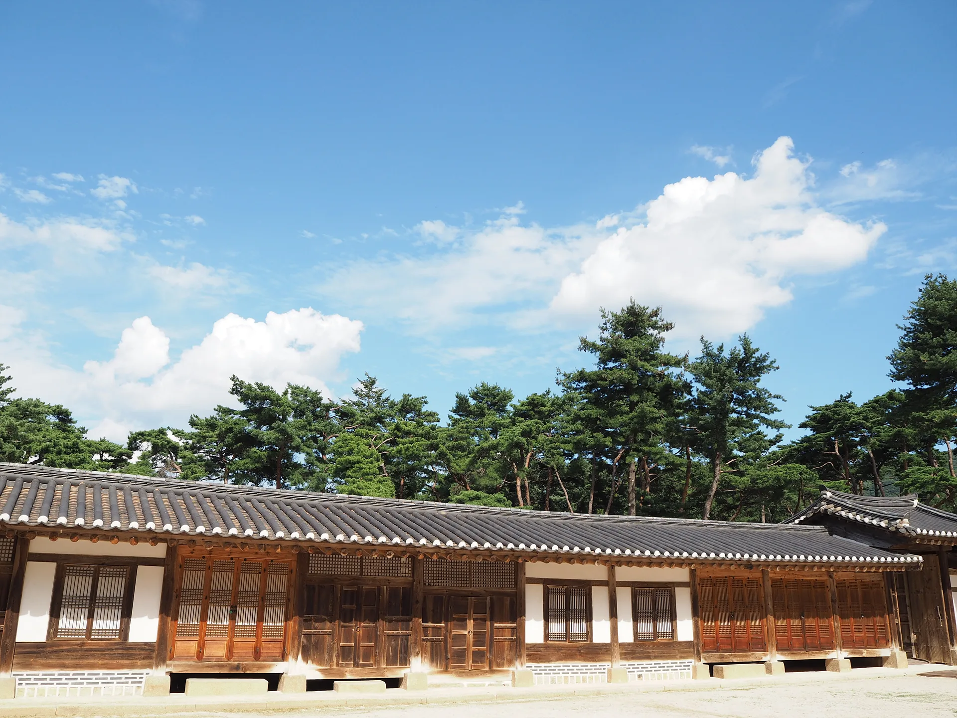 푸른 가을 하늘 아래 고즈넉한 한옥의 정취 · 여주시, 경기도, 대한민국 · 2014-09-14