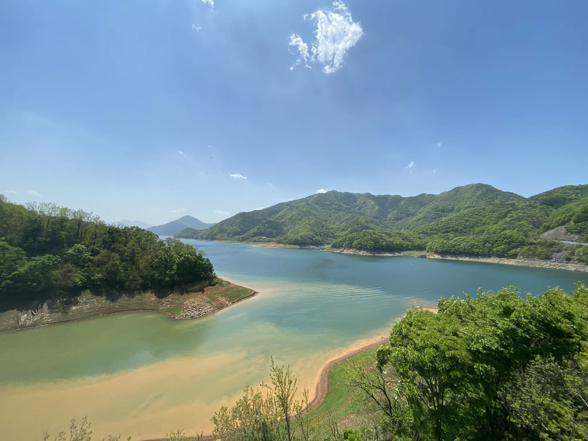 푸른 산과 맑은 호수가 어우러진 초여름 풍경 · 2021-05-05