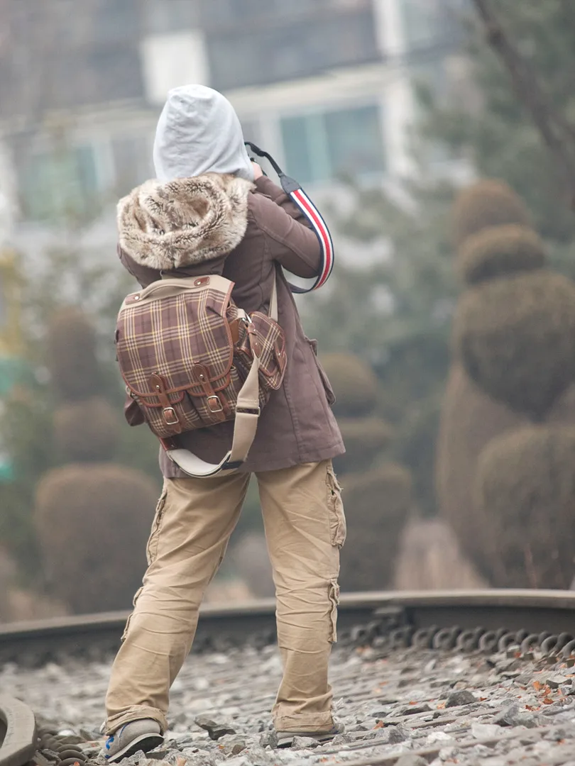 철길 위에서 풍경을 담는 겨울 여행자의 뒷모습 · 2009-02-07