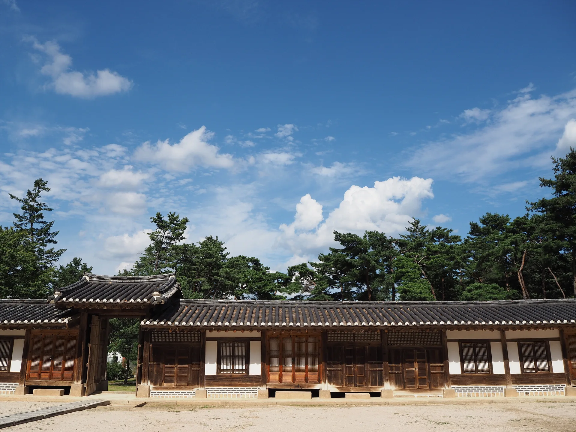 푸른 가을 하늘 아래 고즈넉한 한옥의 정취 · 여주시, 경기도, 대한민국 · 2014-09-14